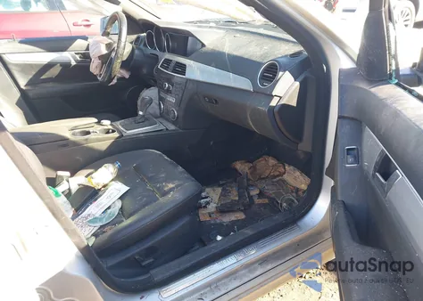 2013 Mercedes-Benz C 300 z USA, uszkodzony, nr VIN WDDGF8ABXDG124369